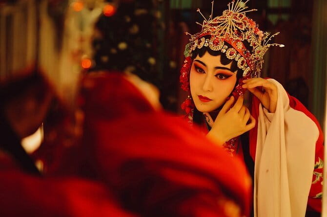 Sichuan Opera with face-changing at Sichuan opera theater - Face-changing magic, and what you will actually see