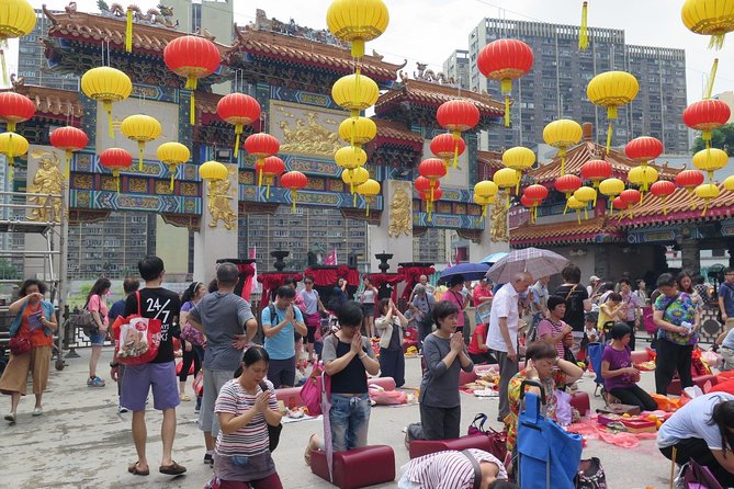 Small-Group Tour: Temples & Markets Discovering [PROMOTION] - Chi Lin Nunnery: Buddhist halls, lotus ponds, and quiet practice