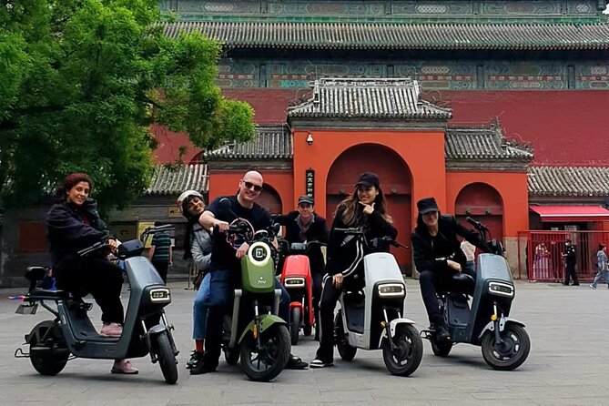 The Hutong Experience by Bike - Your ride setup: e-bike, helmet, and the safety rhythm