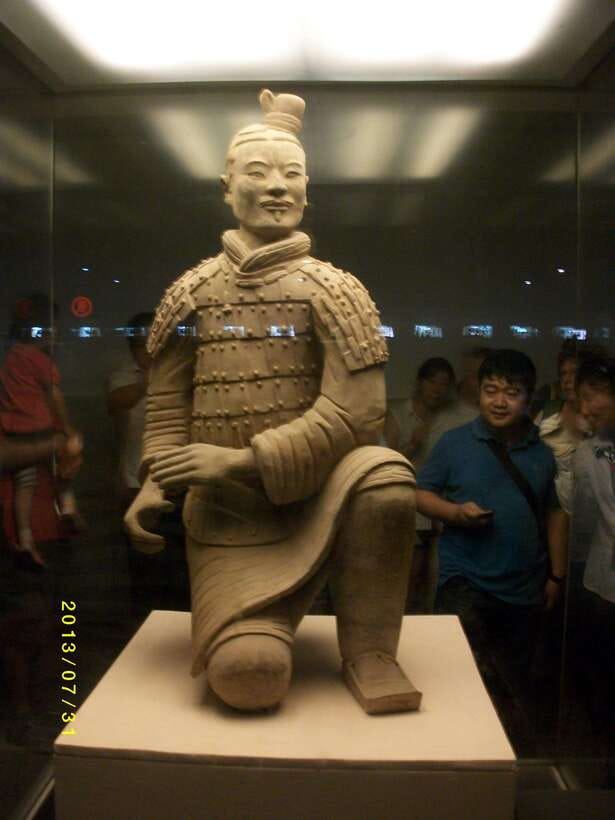 Xi'an: Terracotta Army and Top City Sights Tour with Options - Crowd handling with guides like Tina, Linda, and Nancy Zhang