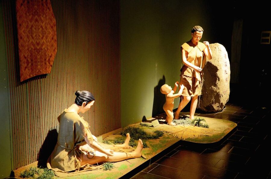 Xian Terracotta Amry& Romantic Show & Grand Tang Bright City - Xi’an Romantic Show at Song Dynasty Resort, where the stage does the heavy lifting