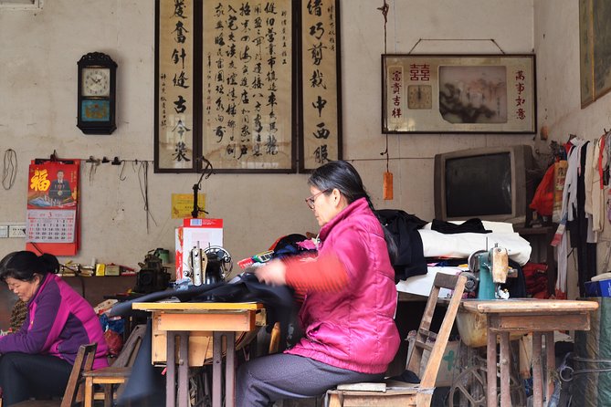 Xingping Xianggong Hill and Yangshuo Countryside Classic Day Tour - Lunch planning, water, and what to ask your guide before you eat