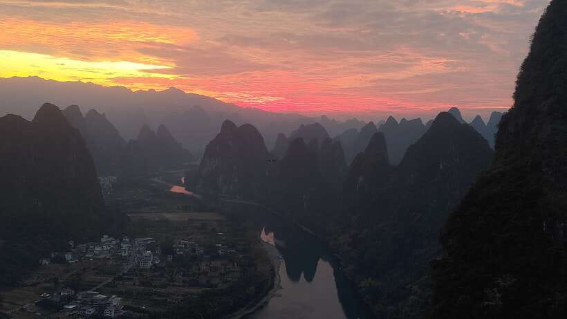 Yangshuo/Guilin: Full- or Half-Day Xianggong Hill Sunrise - Morning Glow, Sea of Clouds, and a View Designed for Light and Shadow