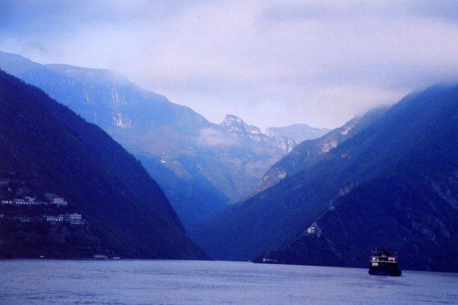 Yangtze River Cruise from Chongqing to Yichang Downstream in 4 Days 3 Nights - Boarding at Chaotianmen Wharf: What to Expect on Day 1